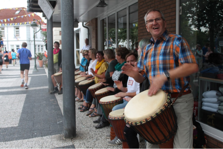 Quelle: https://photos.google.com/share/AF1QipMElVSVUni-X6urAKXD2ndIoMI2X0xtOphBAg7kUTxKorZZjHjNSg8DL1LMc6YrFg?key=Q2JDYktubVZTMG16azNfM1NyWlB6Q0gzajBGN3dn